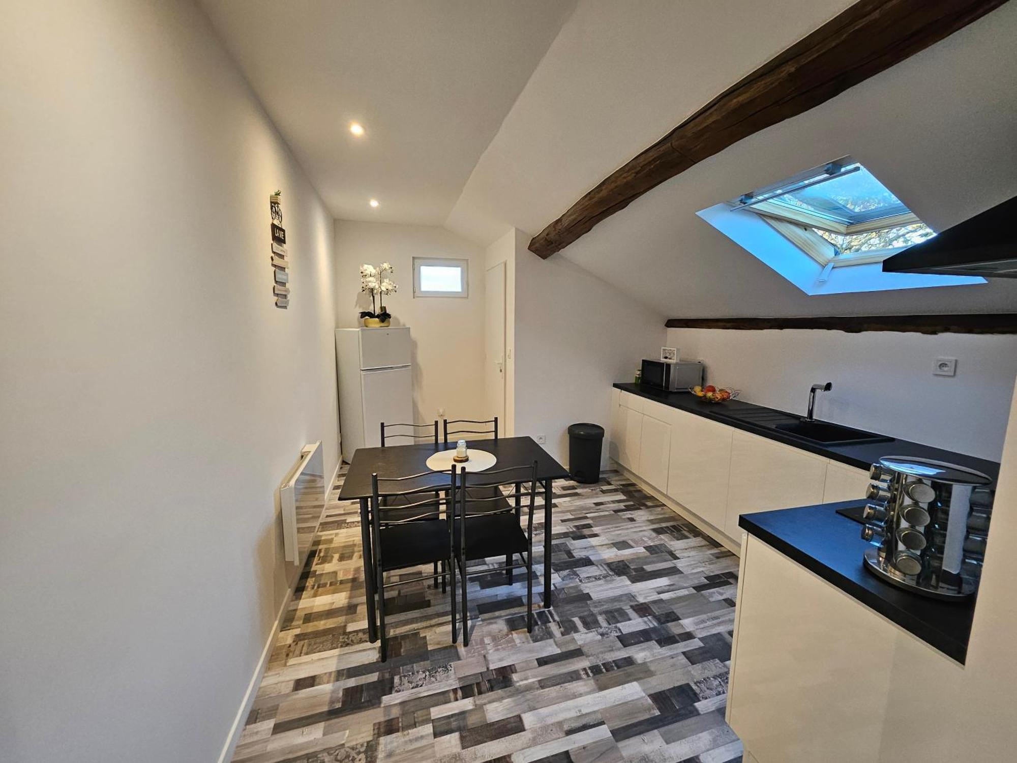 Joli Appartement Mansarde Decize Bagian luar foto