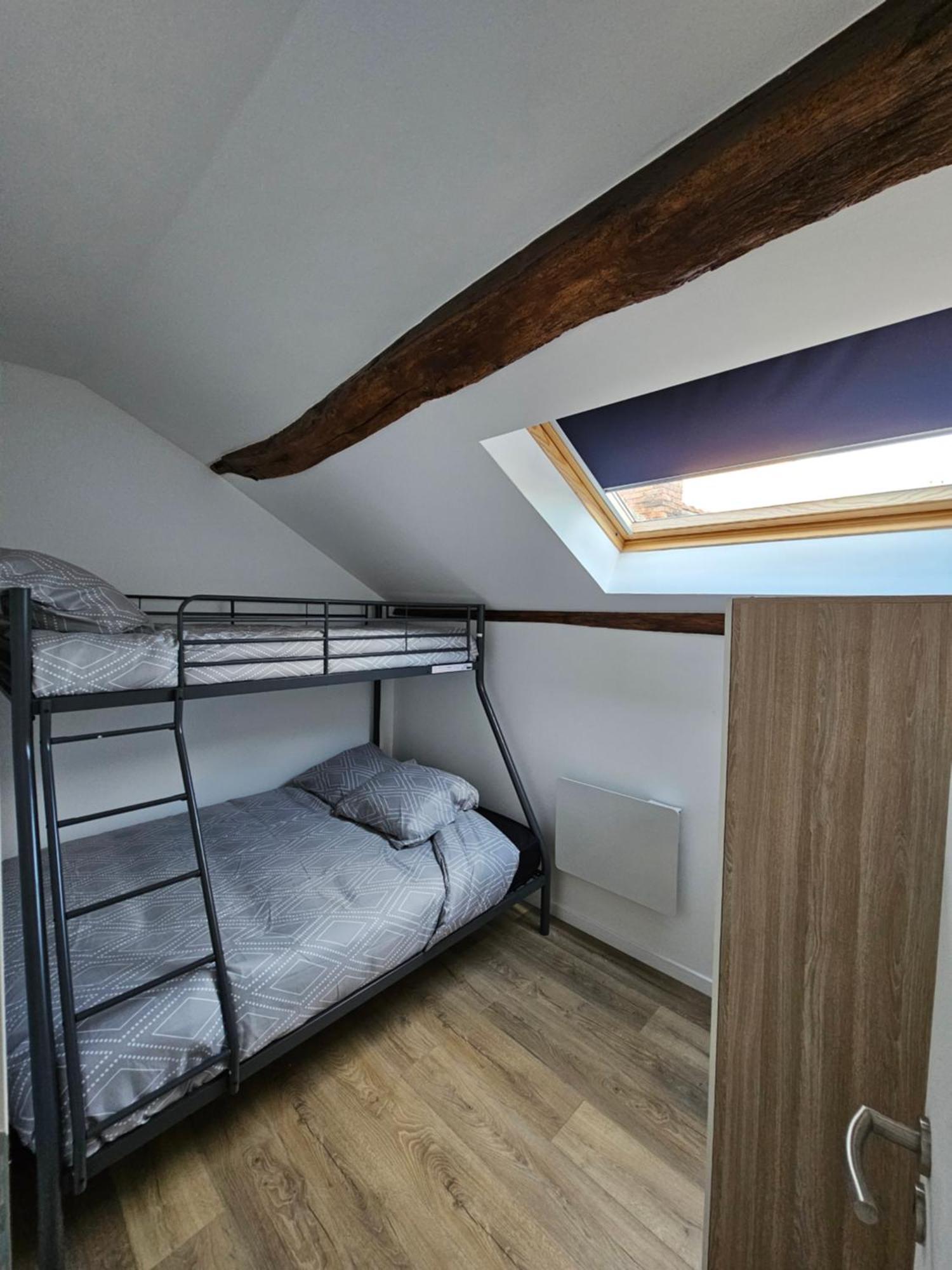 Joli Appartement Mansarde Decize Bagian luar foto